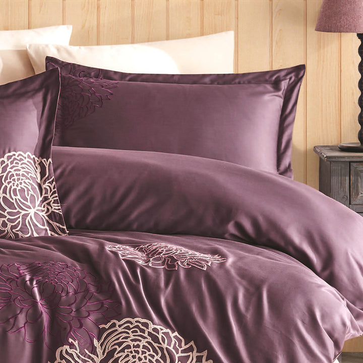 Delicate Cotton Sateen Weave in  Plum Color – Smooth, Wrinkle-Resistant, and Skin-Friendly